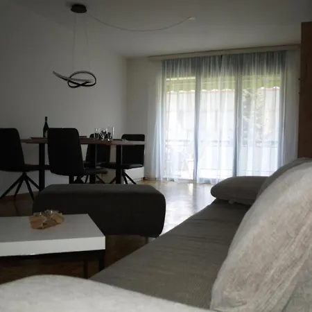 Apartment Robinia In